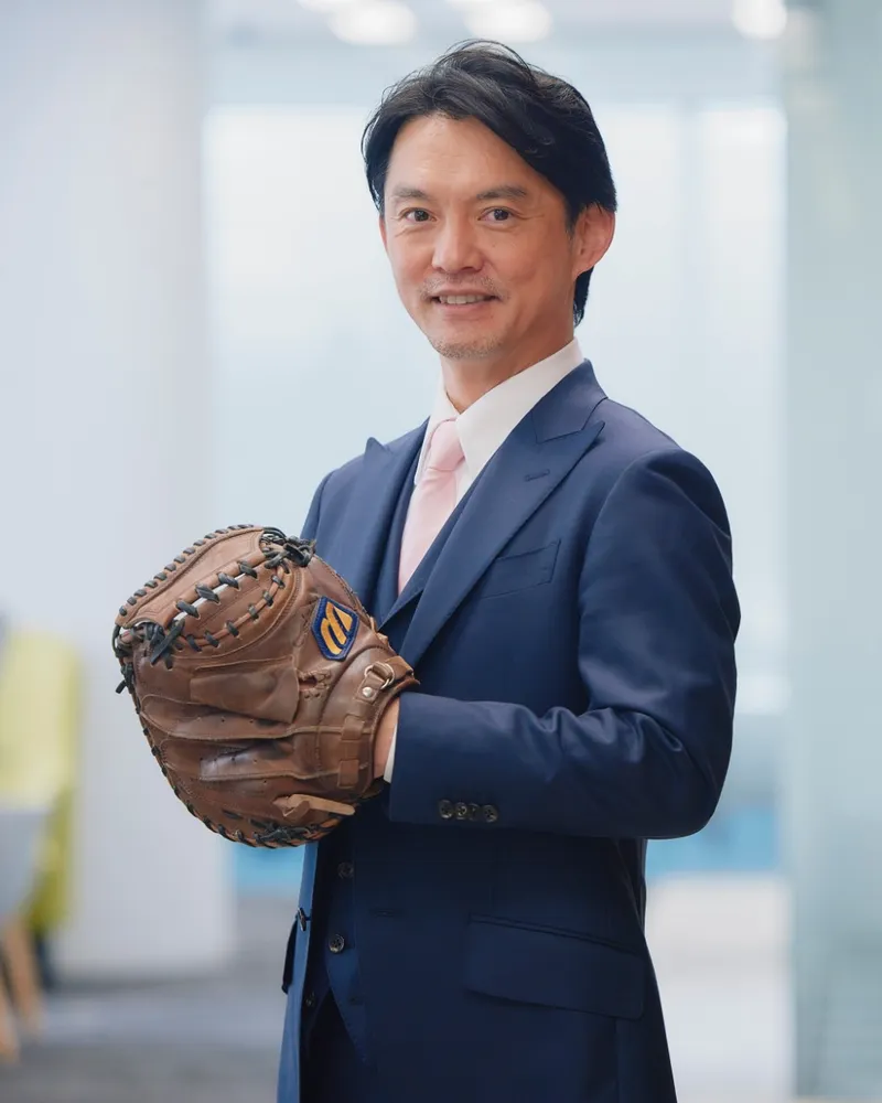 キャッチャーミットを手にした代表取締役社長 村澤清彰